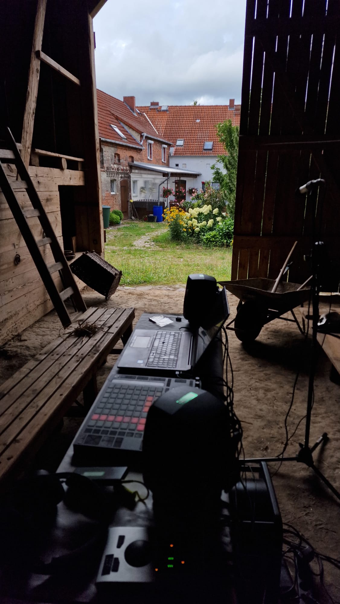 Sortieren und In-Form-Bringen: Studio im Brandenburger Hühnerstall.