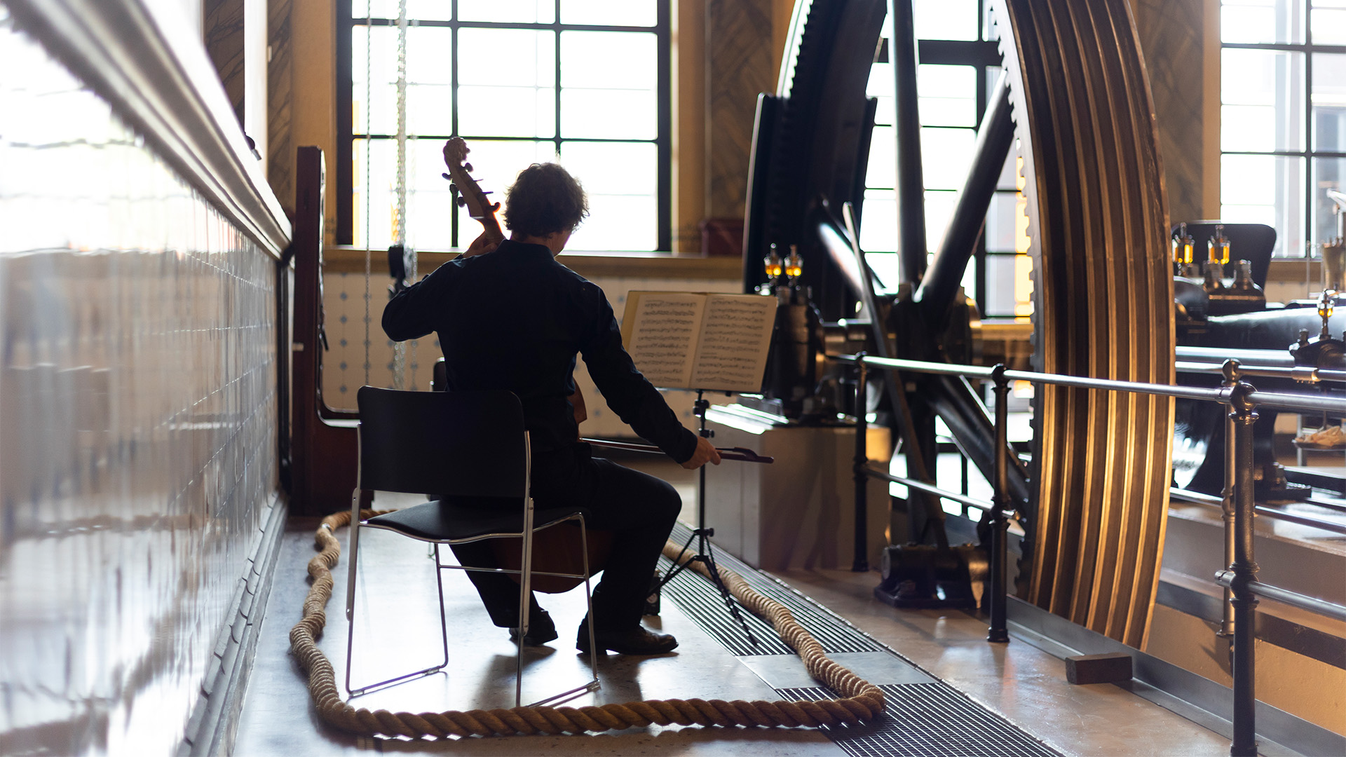 Diethard Krause, Viola da Gamba, vor der Dampfmaschine im Industriemuseum Chemnitz 2024