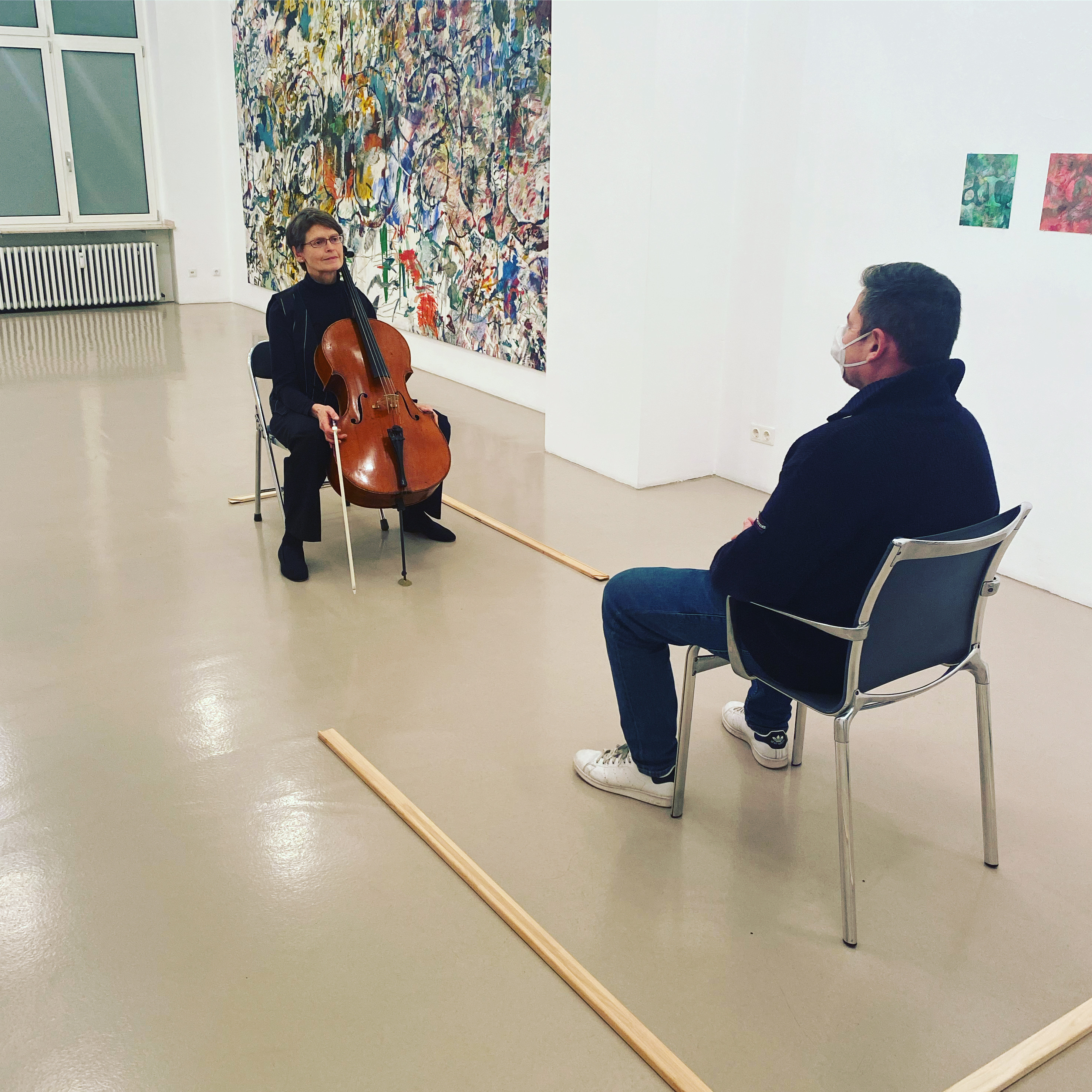 Ulrike Schäfer (Cello) in der Galerie Rehbein.