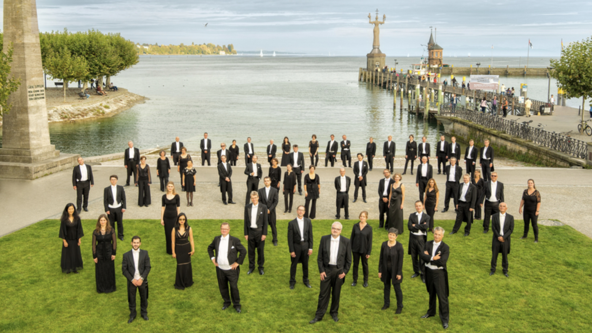 Die Südwestdeutsche Philharmonie mit Bodensee-Panorama.