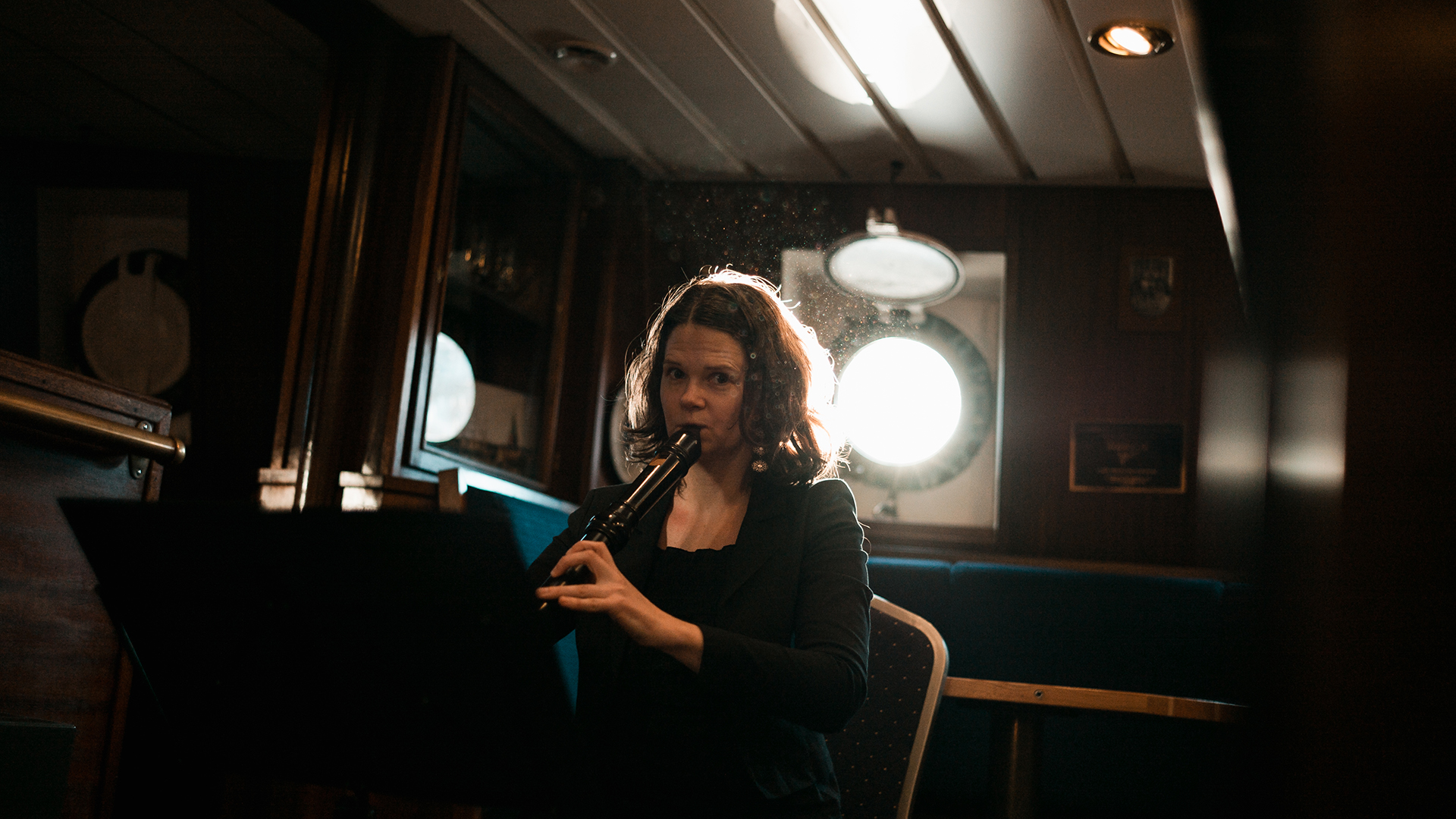 Barbara Heindlmeier (Blockflöten und Zink) spielt in der “Blauen Lagune” der Alexander-von-Humboldt.