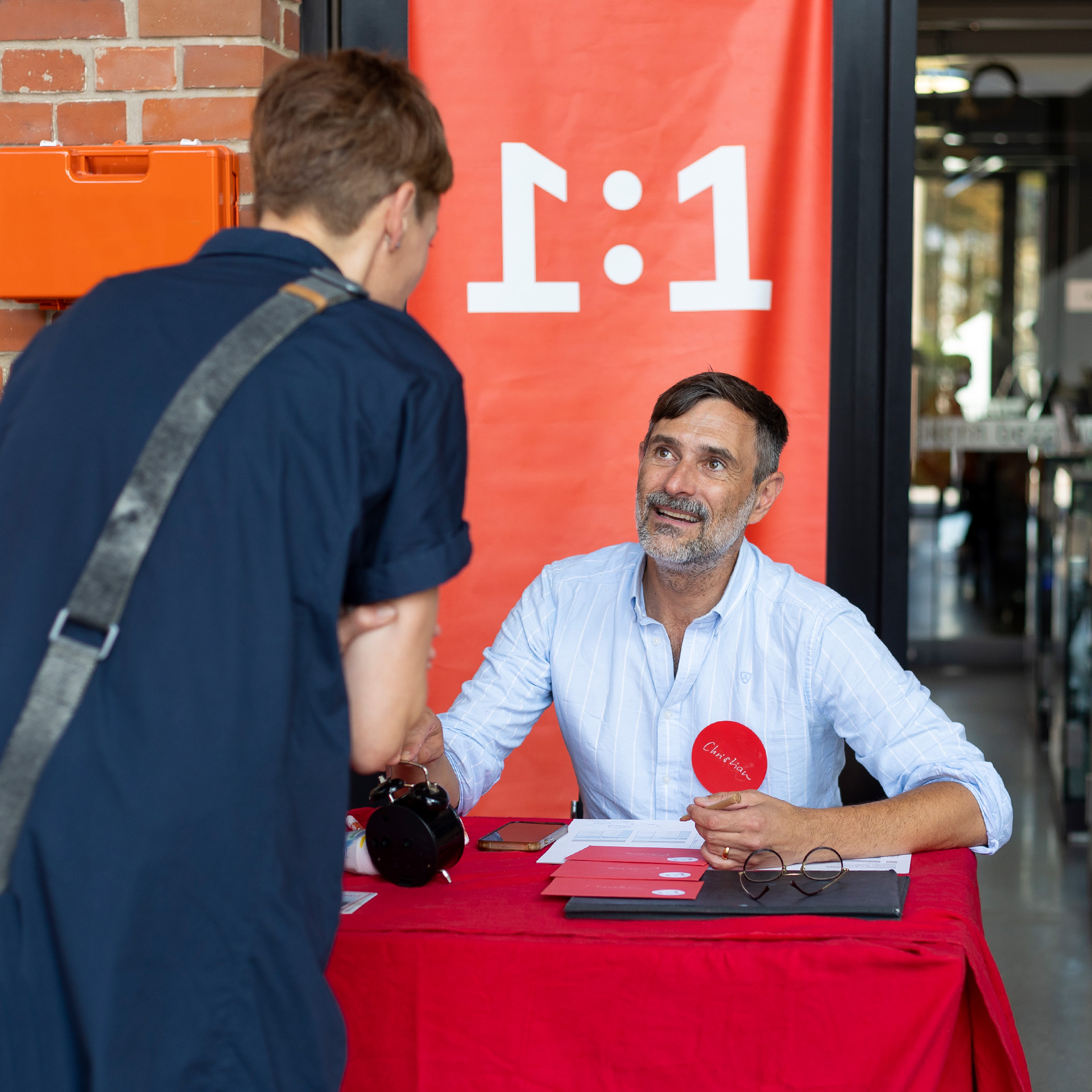 Christian Siegmund empfängt die Hörer:innen im Foyer des Industriemuseums