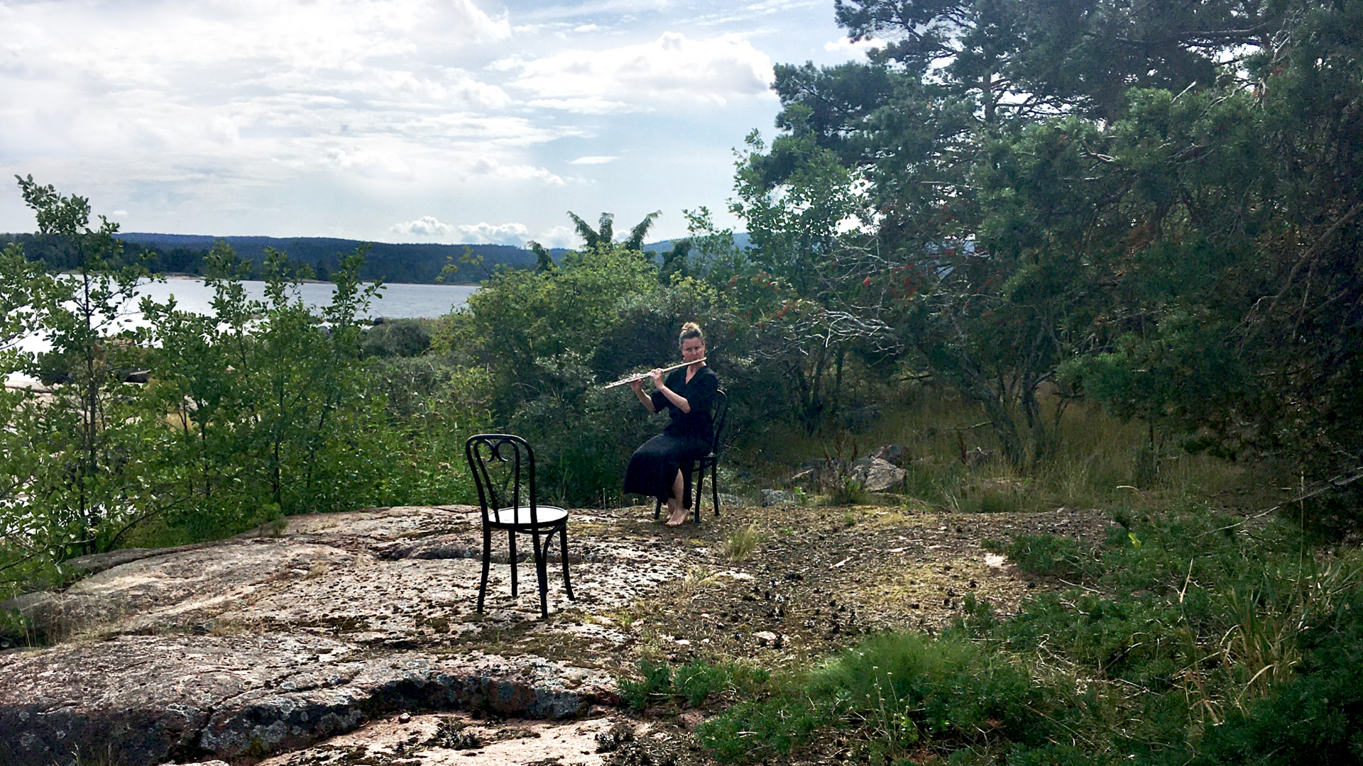 Two chairs on a rock: Stephanie Winker (flute) plays a 1:1 CONCERT in the Finnish archipelago