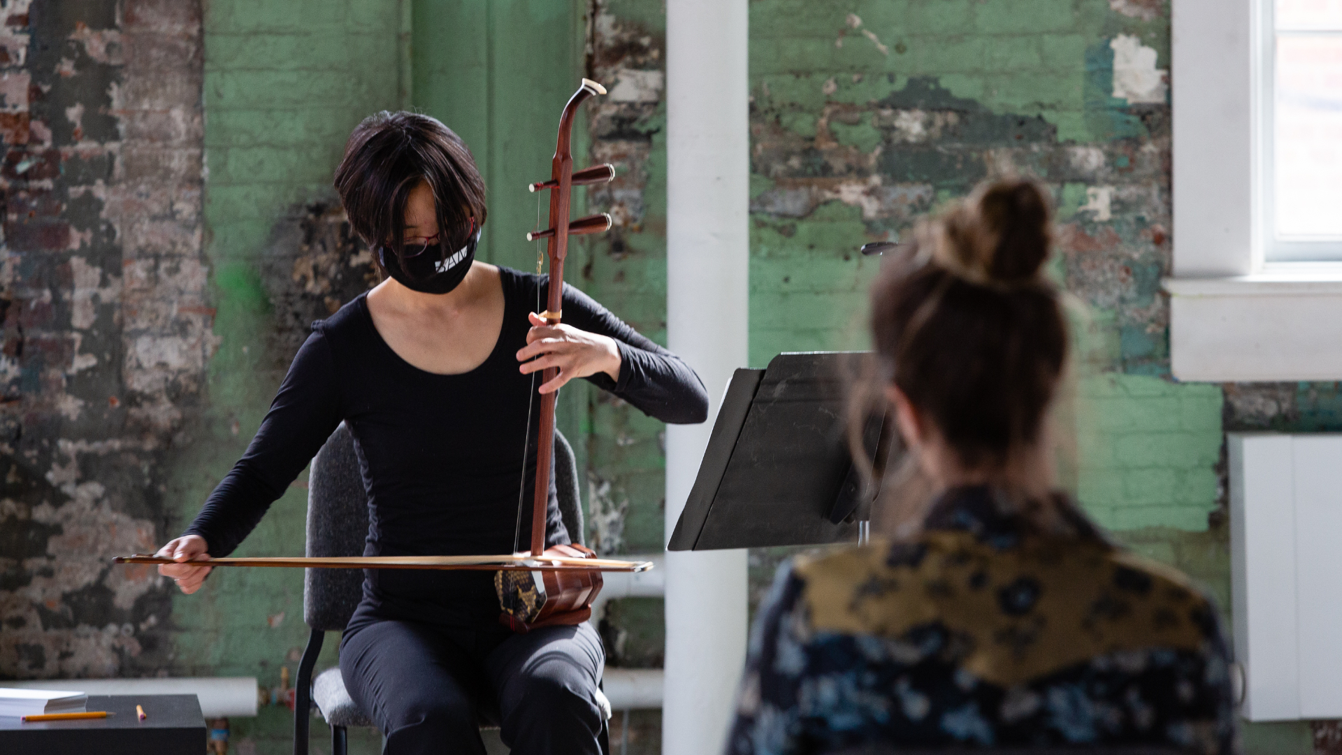 Shaw Pong Liu spielt Erhu, eine Art chinesische Violine, in der ehemaligen Sweet ‘n Low Fabrik