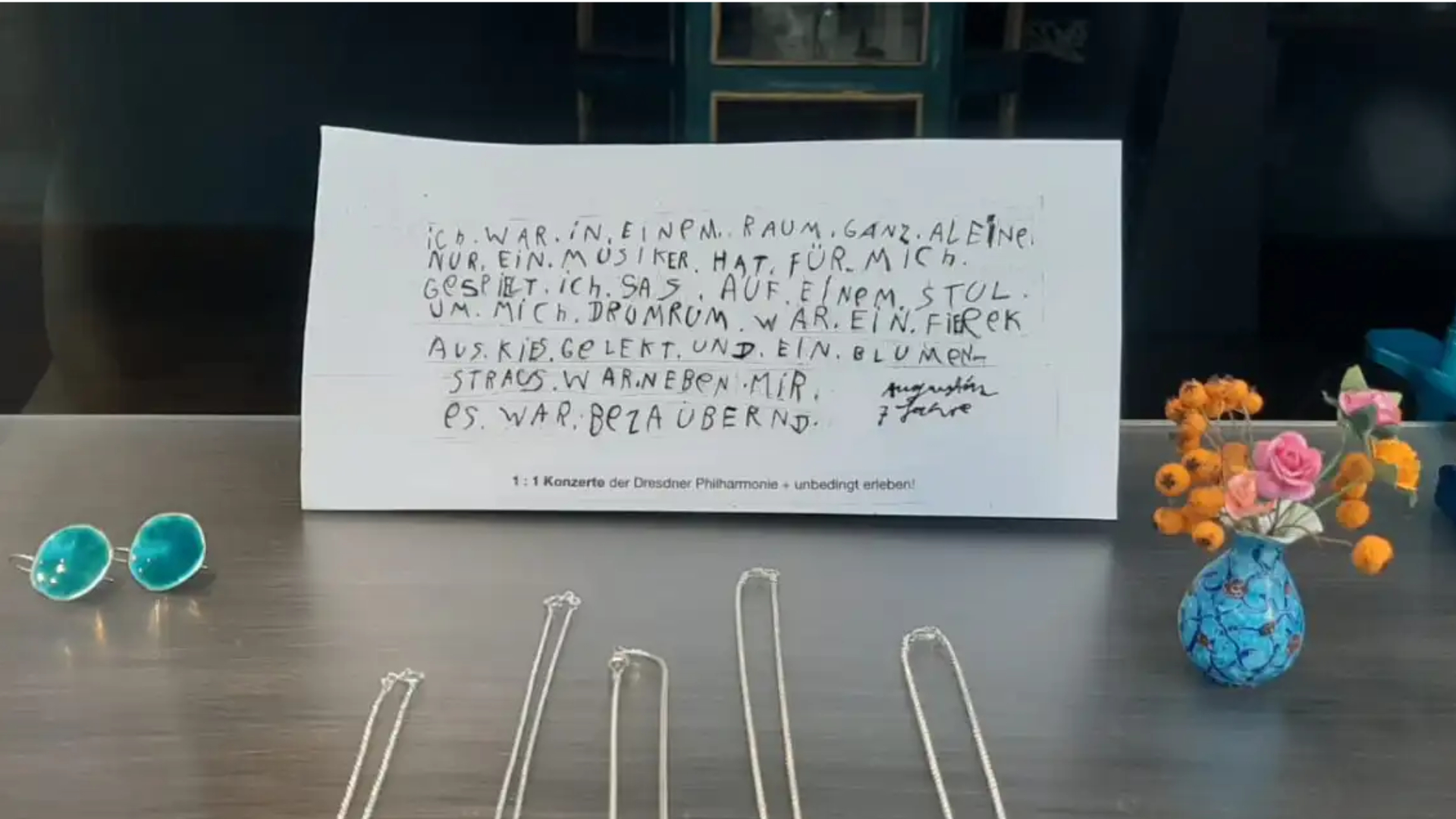 Rückmeldung zu einem 1zu1 Konzert des siebenjährigen Augustin: Ich war in einem Raum ganz alleine. ur ein Musiker hat für mich gespielt. Ich saß auf einem Stuhl und drumherum war ein Viereck aus Kies gelegt und ein Blumenstrauß war neben mir. Es war bezaubernd.