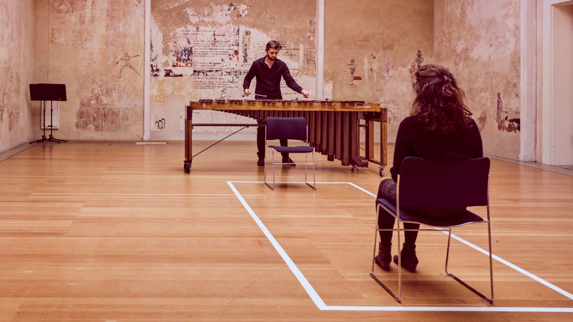 Manuel Westermann spielt Marimba bei einem 1zu1 Konzert in Dresden.