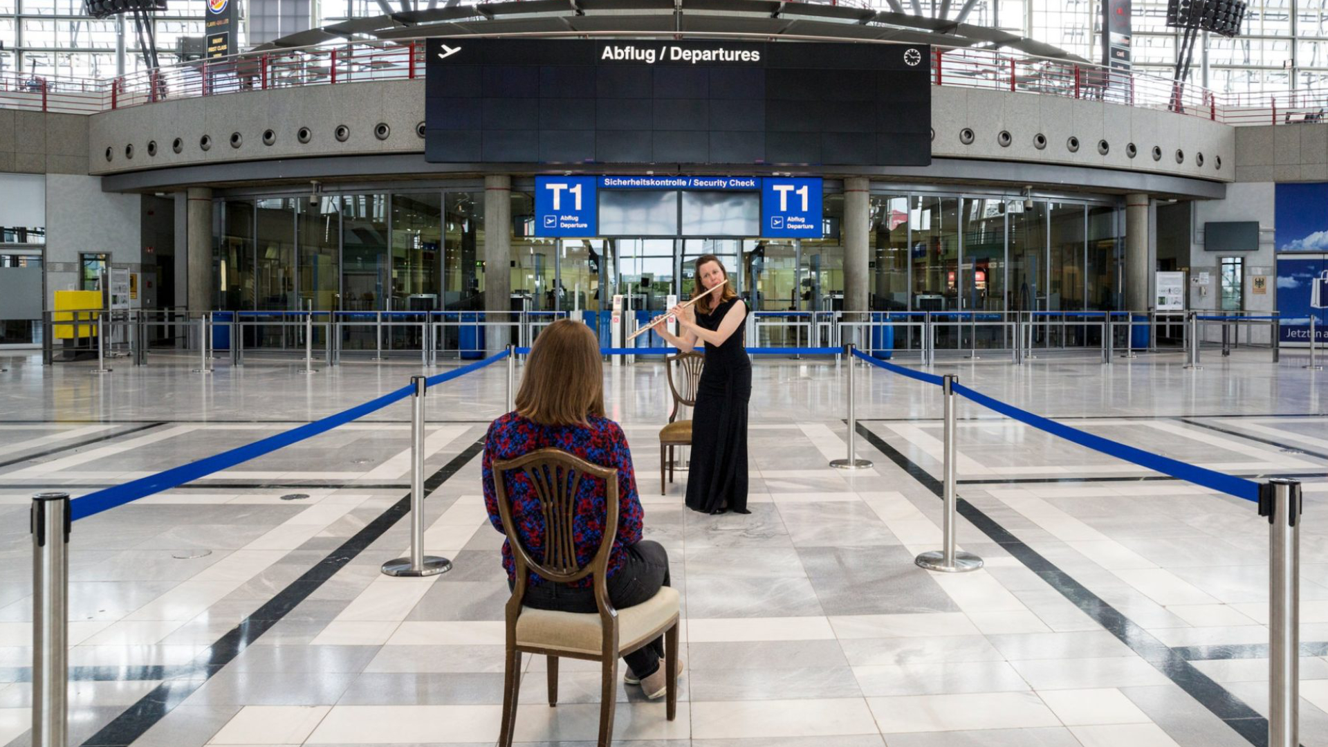 Flughafen Stuttgart, Flötistin: Stephanie Winker