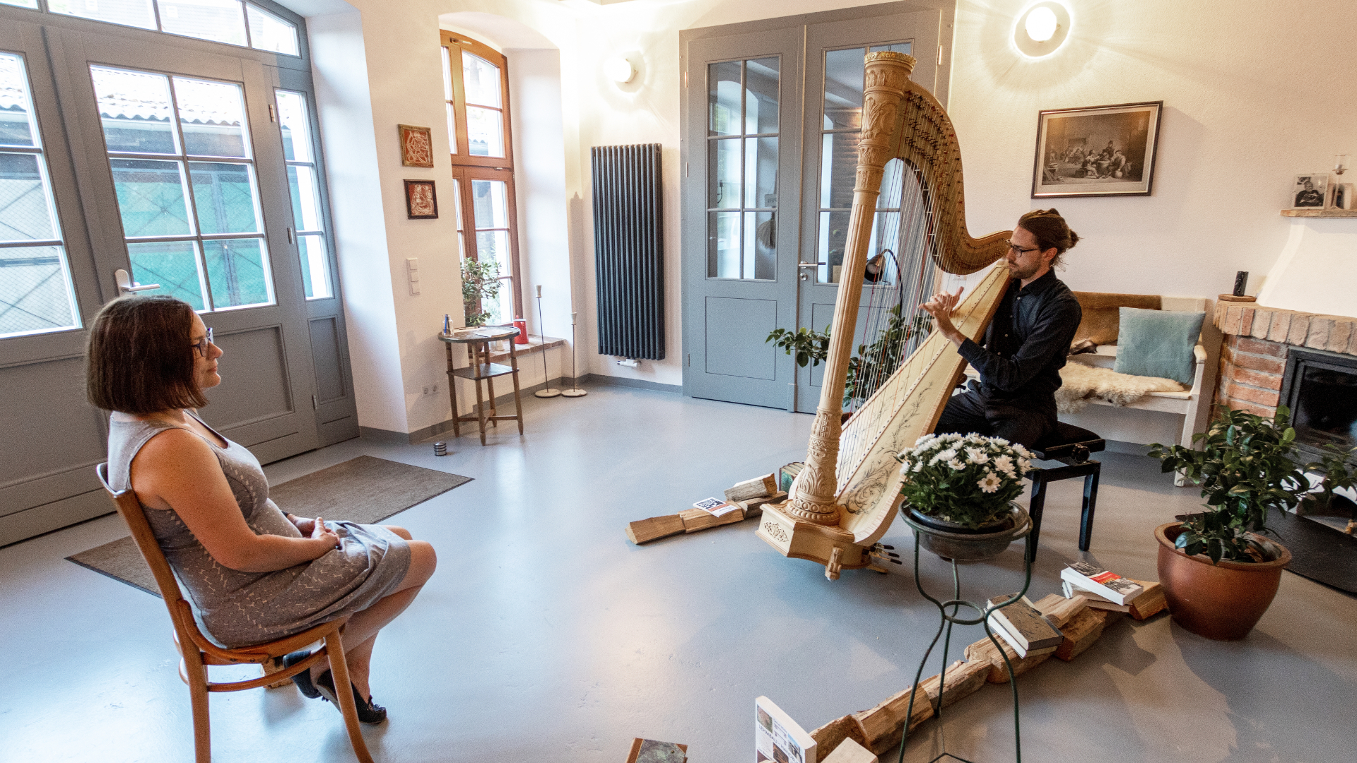 Markus Thalheimer (Harfe) bei einem 1:1 CONCERT in der Alten Ofenfabrik | Görlitz