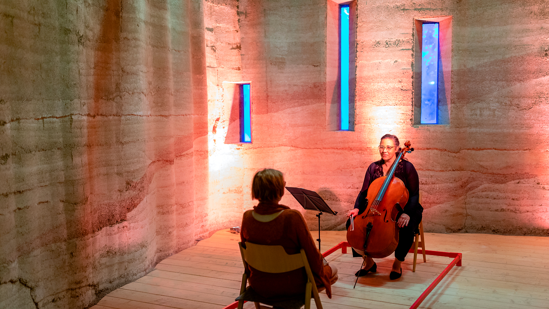 Cellistin Anke Heyn im Raum der Stille, Kloster Volkenroda 2021