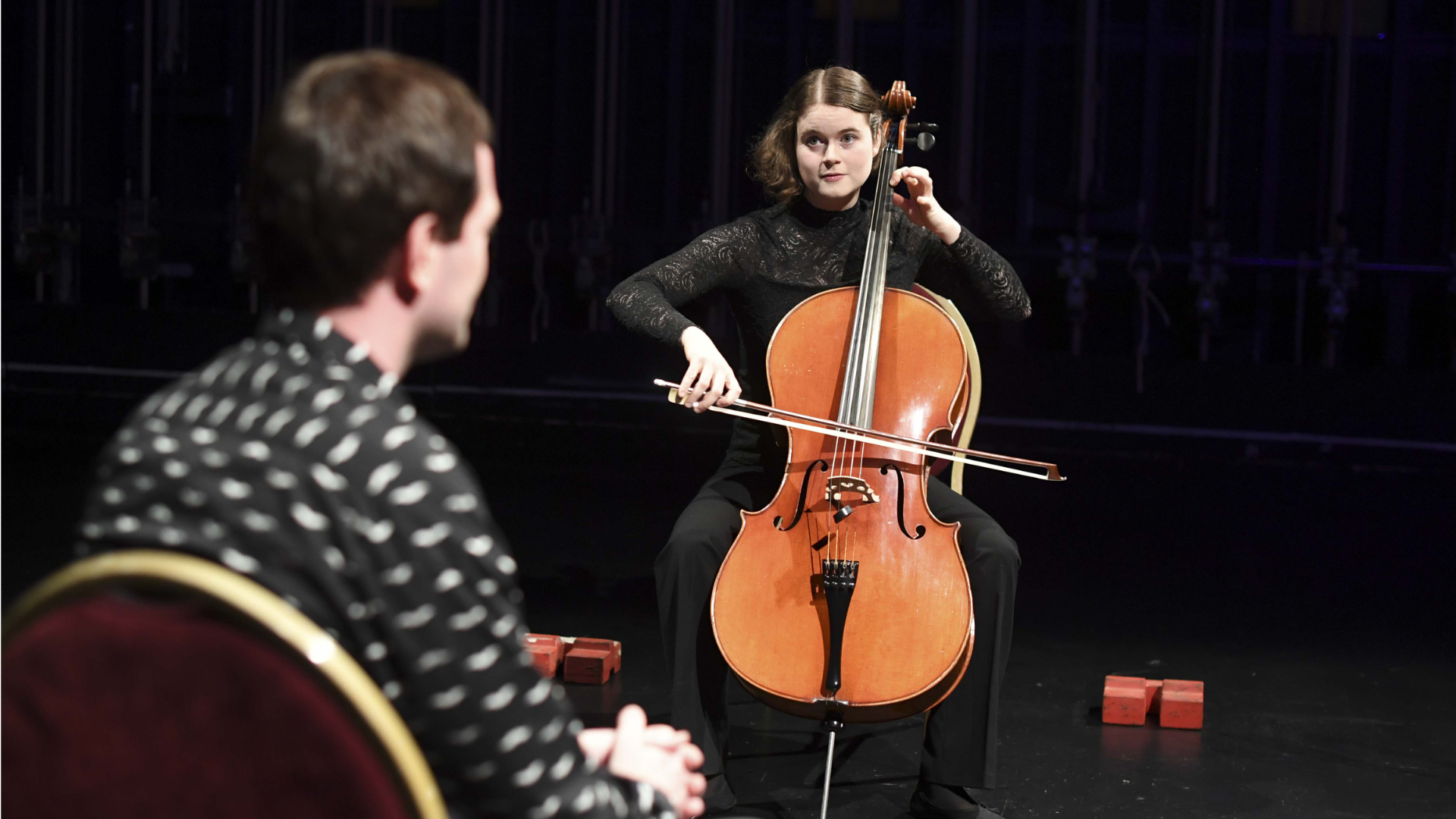 Anne-Claire Dani (Violoncello) spielt im Heimathafen Neukölln