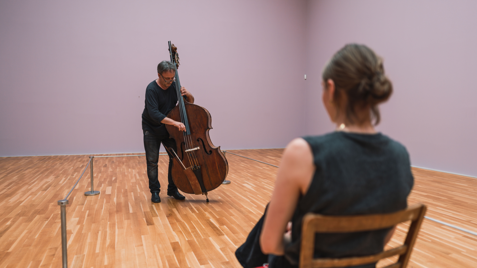 Kontrabassist Mini Schulz in der Staatsgalerie Stuttgart beim 1:1 FESTIVAL 2021
