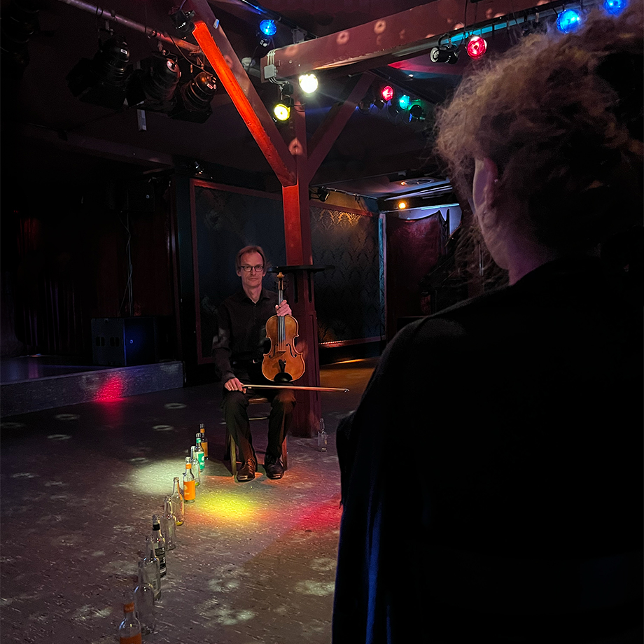 Musiker Christoph Starke (Viola) schaut seiner Zuhörerin lang in die Augen - mit diesem Impuls startet jedes 1:1 CONCERT und wird zu einer intensiven Begegnung.