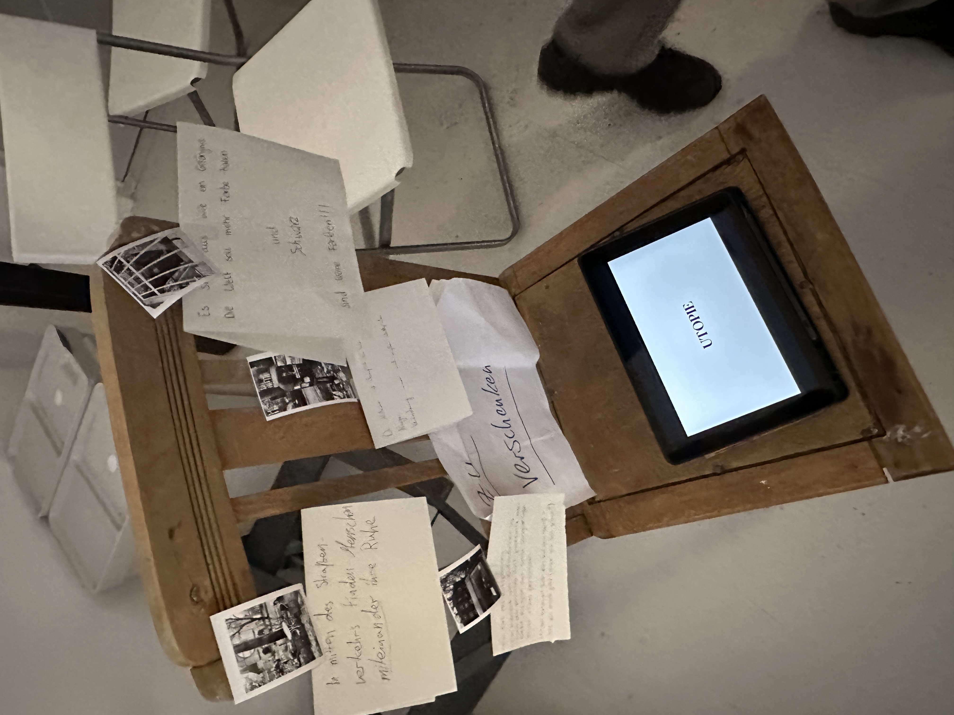 Ein geschenkter Stuhl. Utopischer Sitzraum und elementares Symbol des 1:1 Formats.