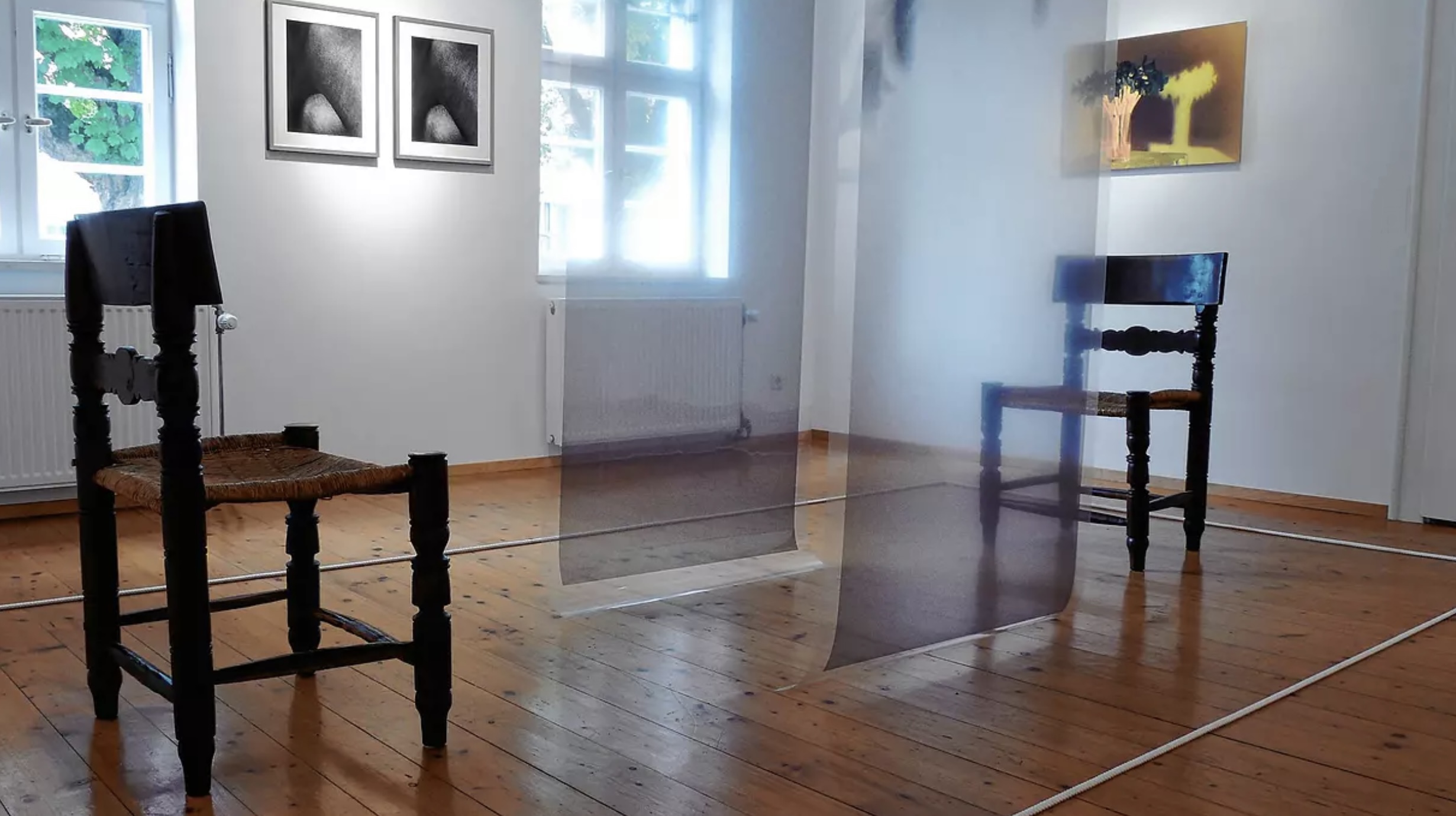 Das Setting der 1:1 CONCERTS von 2020 in einer fotografischen Installation von Matthias Schenkl
