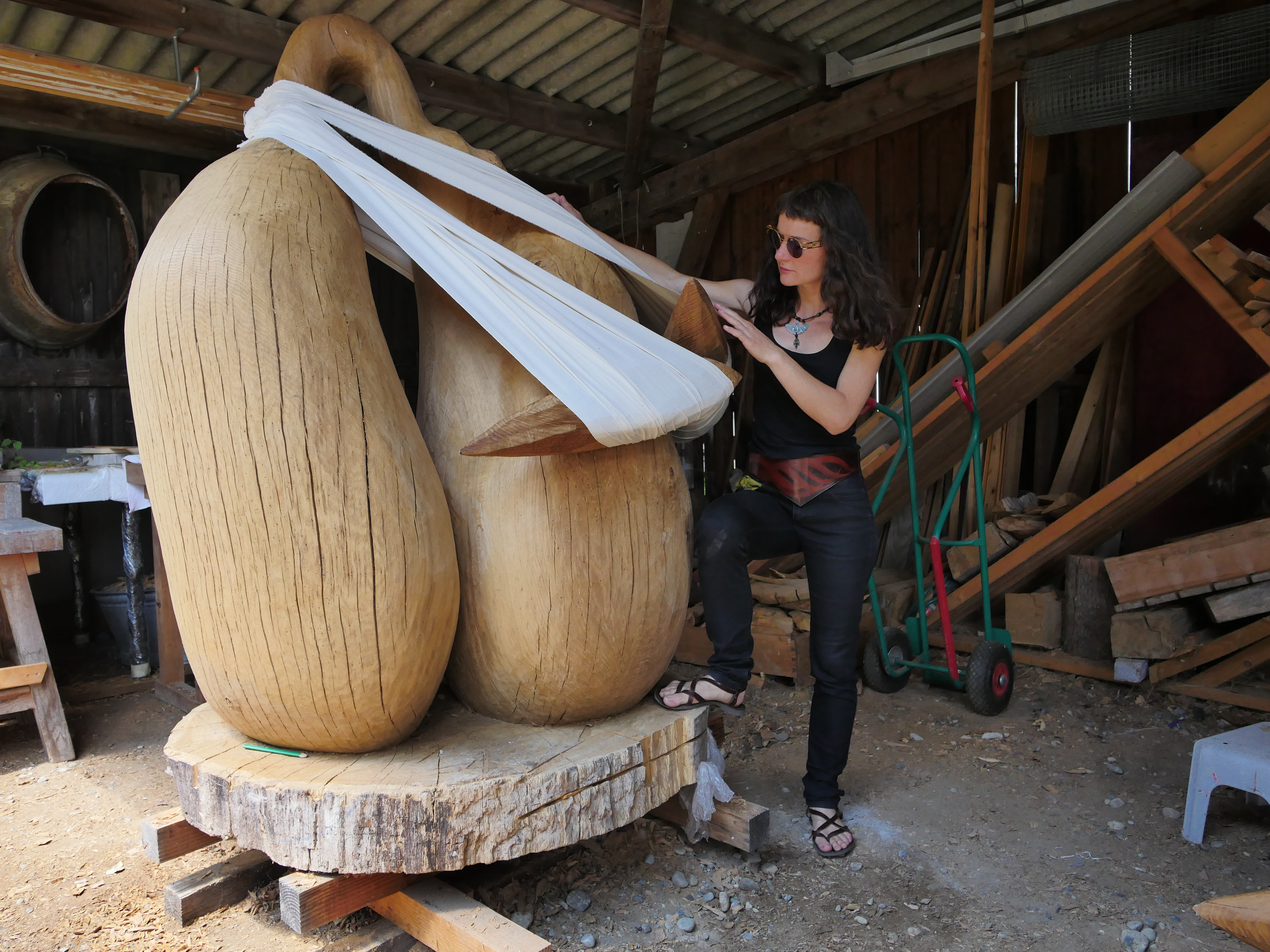 Johanna bei der Entwicklung ihrer Installation „Der goldene Käfig“, 2019