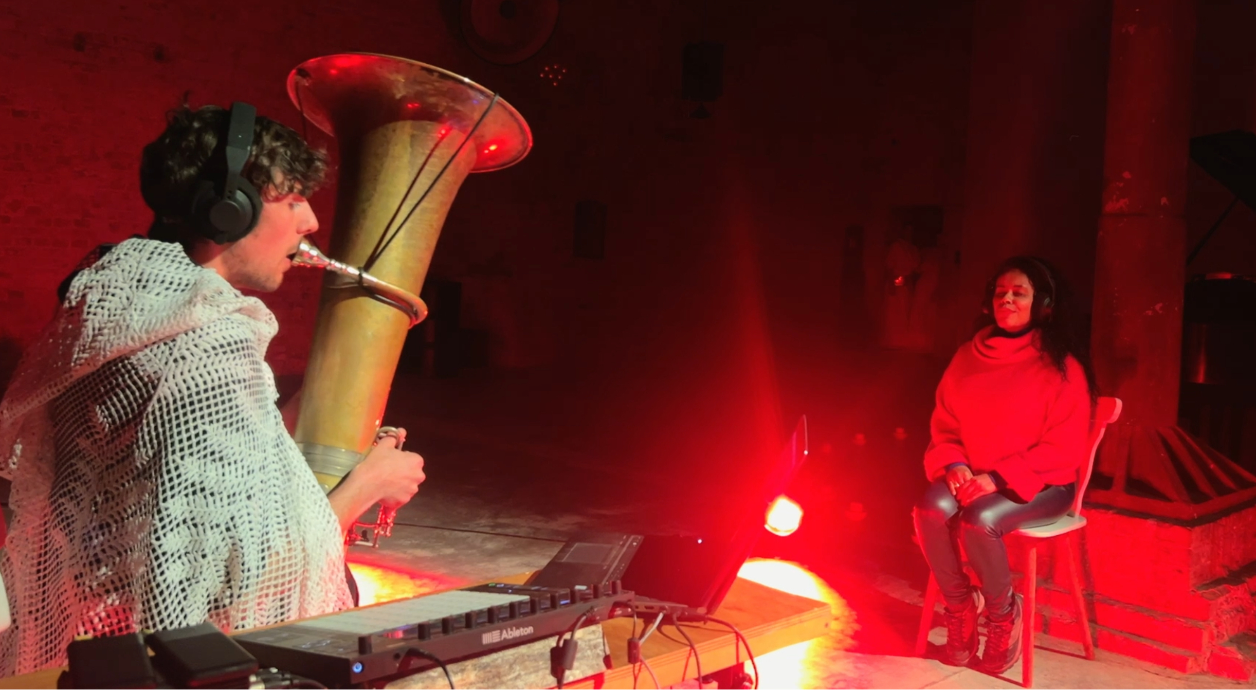 Jonas spielt sein Stück „Reise“ im Labyrinth Melancholia.