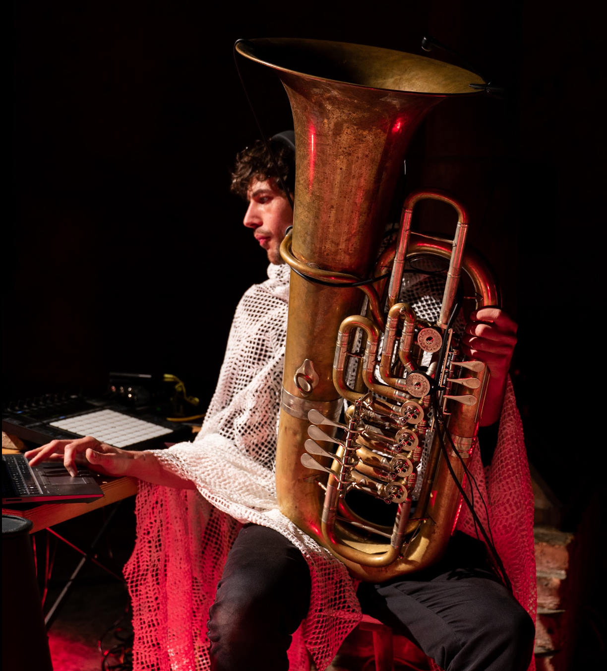 Jonas zwischen Tuba, Elektronik und Melancholie