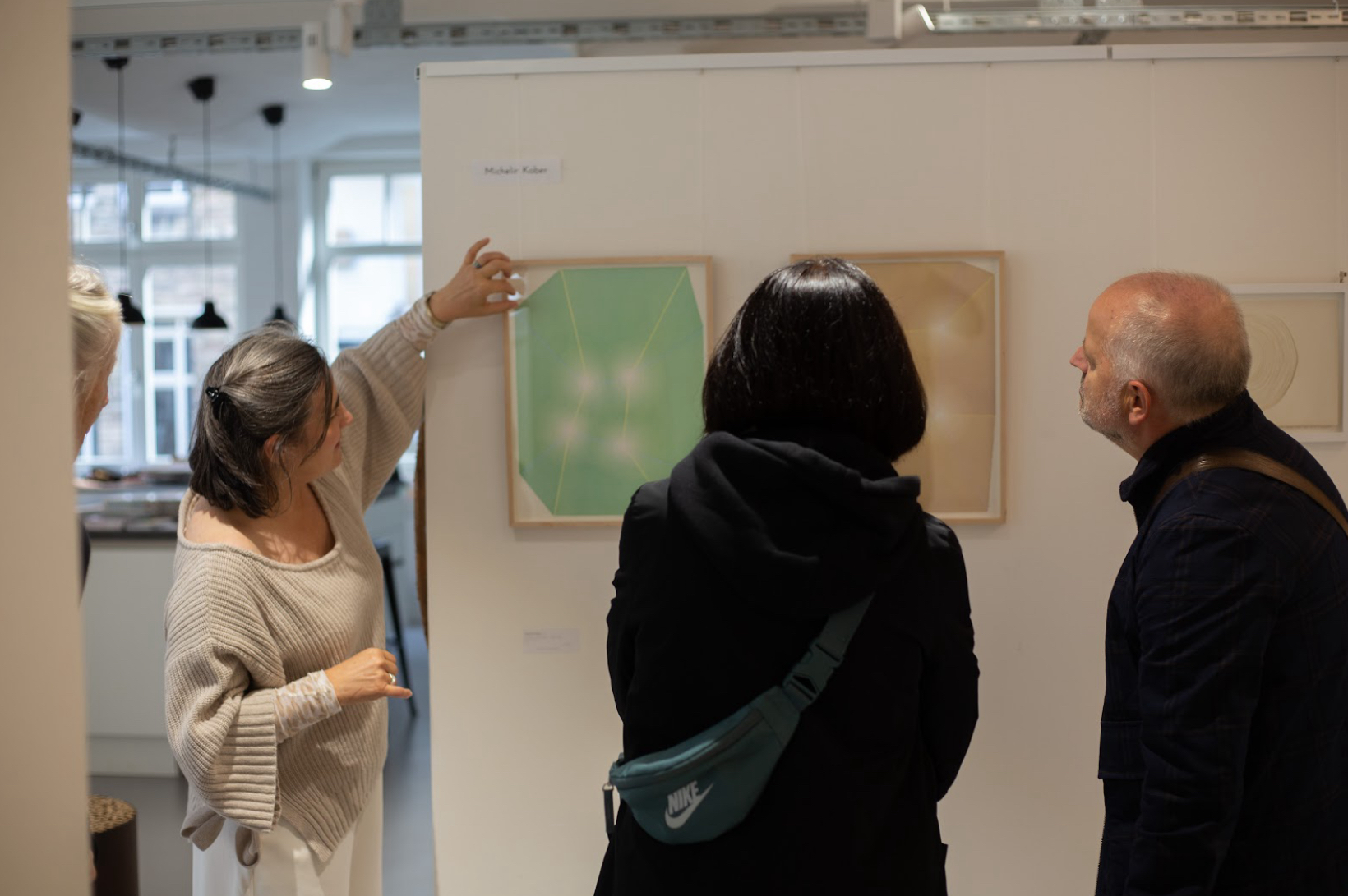 Imke Valentien als Vermittlerin der ausgestellten Kunstwerke in ihrer Galerie.