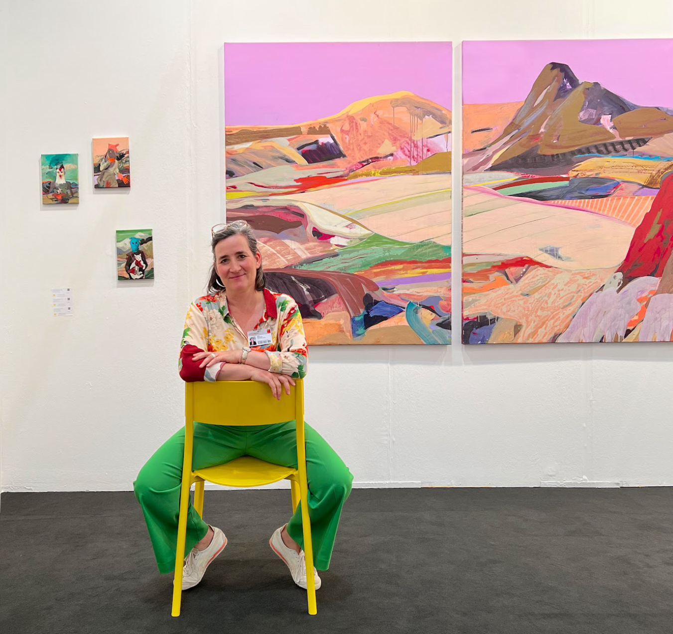 Imke Valentien auf der Kunstmesse Art Karlsruhe,vor Werken von Anne-Sophie Tschiegg.