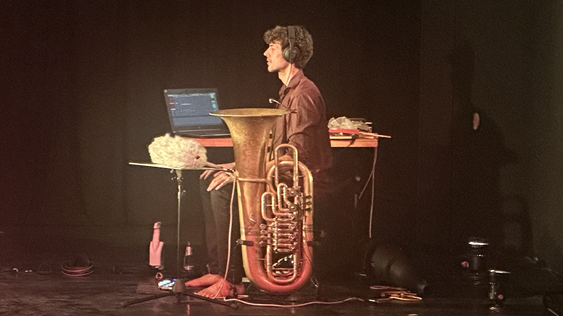 Jonas Urbat (Tuba) wartet auf seine:n nächste:n Hörer:in