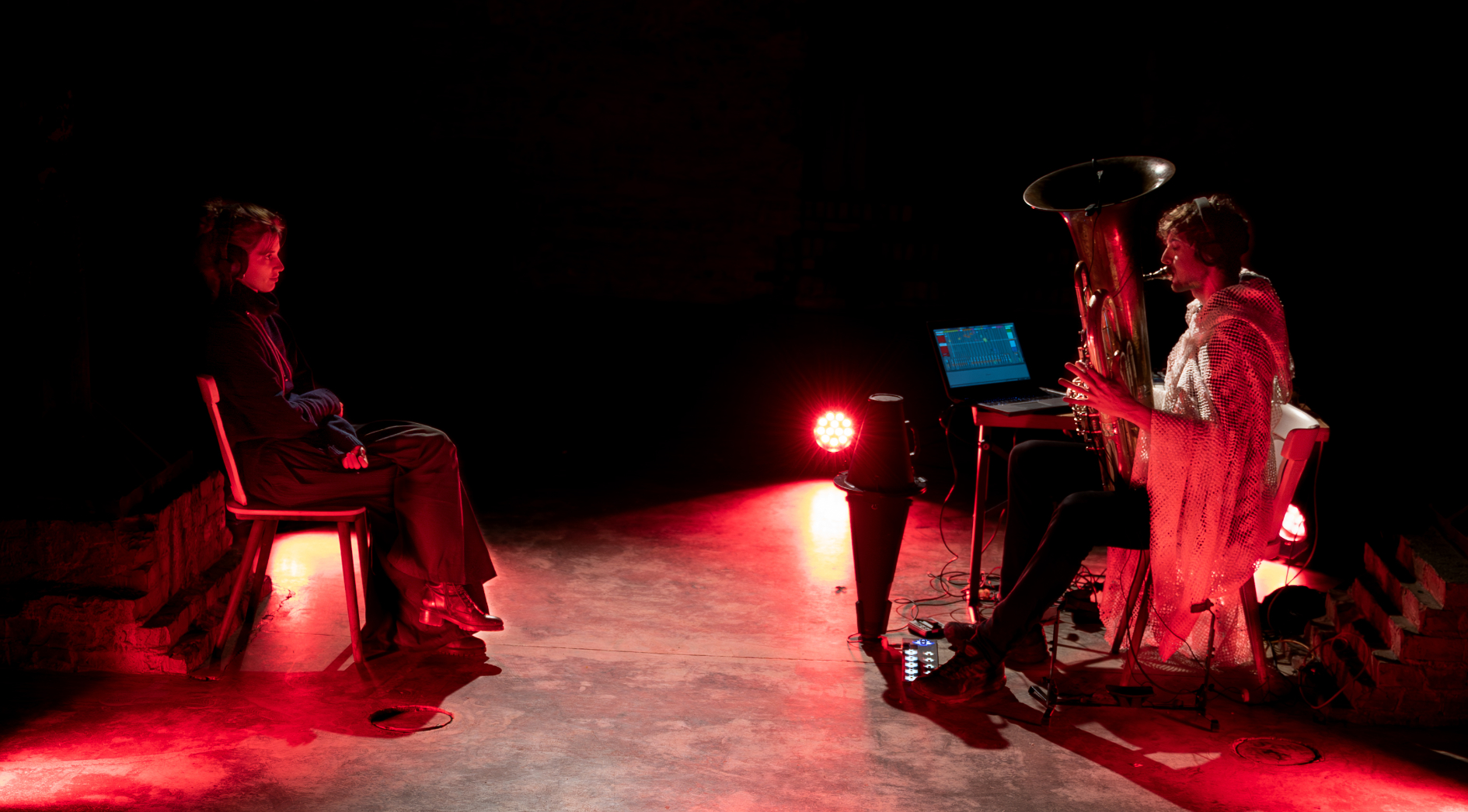 Jonas Urbat verzaubert eine entführte Hörerin zum 1:1 CONCERT mit Tuba und Elektronik.