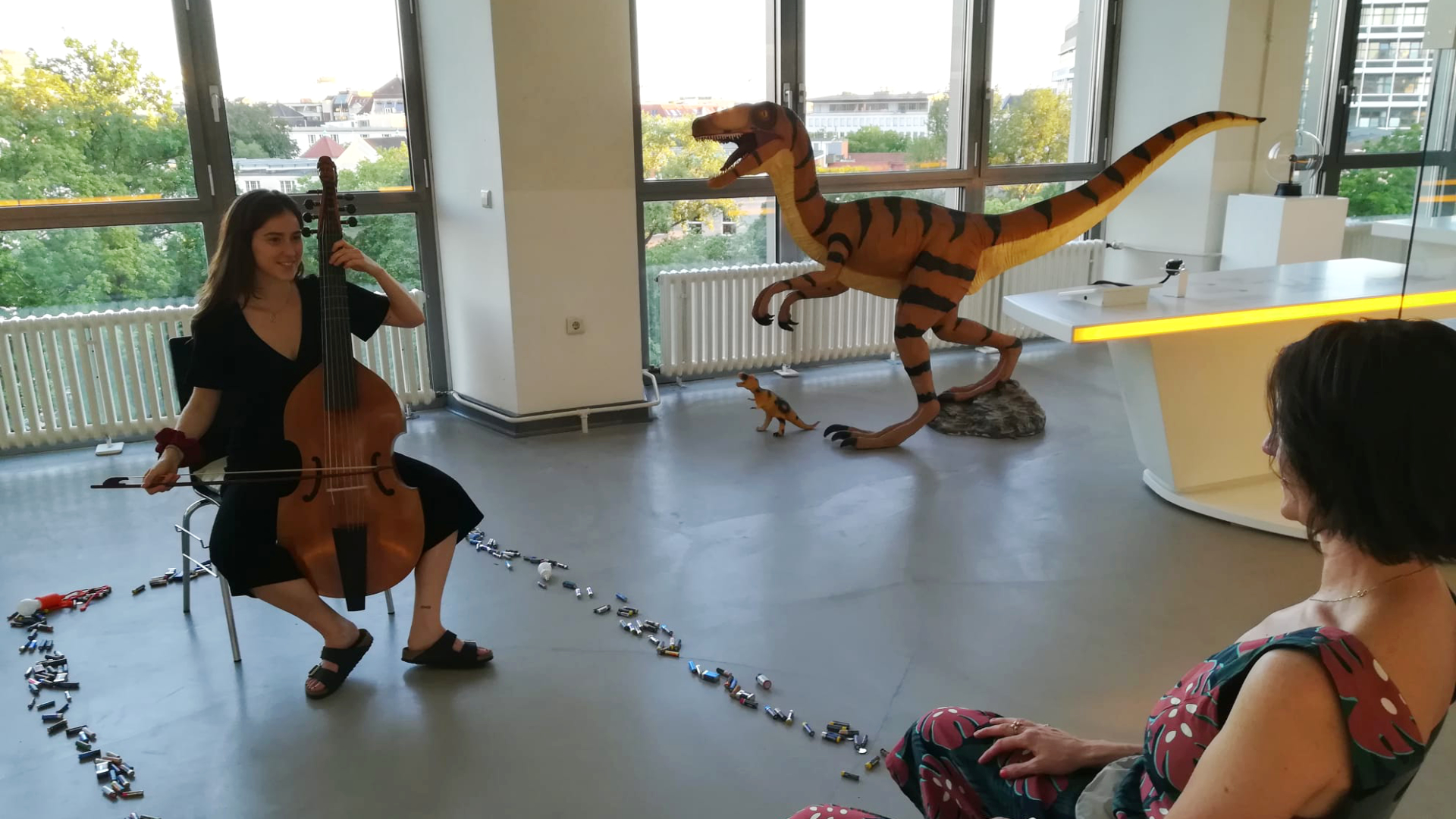 Mireia Penalver bringt mit der Viola da Gamba den alten Lesesaal der TU Berlin in Schwingung - passend zur aktuellen 