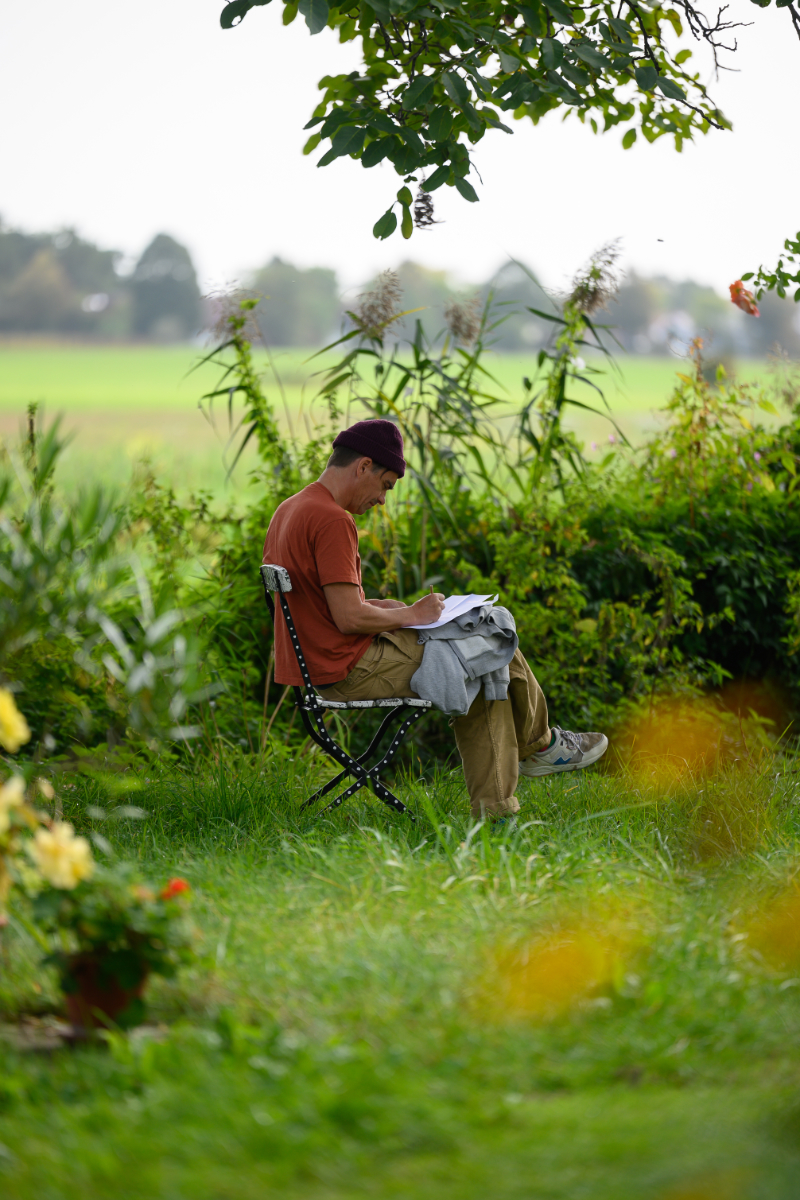 Ein Hörer verweilt im Garten und schreibt seinen „Liebesbrief“.