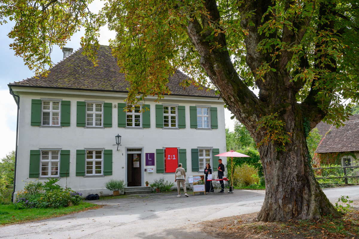 Das markgräfliche Forsthaus, Basistation für die Salemer Hörer:innen. Hier befindet sich auch der Showroom von „L wie Materie“