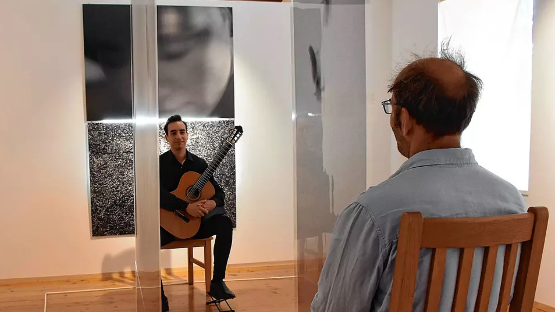 Jonas Khalil (Gitarre) beim 1:1 CONCERT in den Ausstellungsräumen von „L wie Materie“