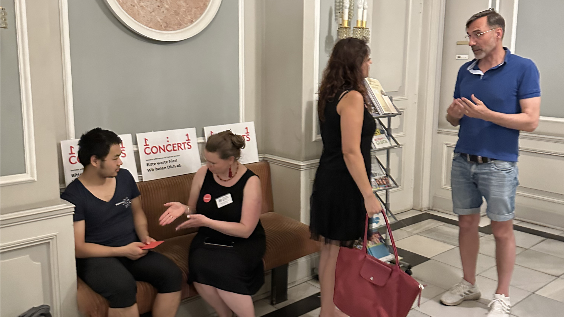 Die Gastgeber:innen Nicole und Andreas bereiten Gäste auf ihr 1:1 CONCERT vor.