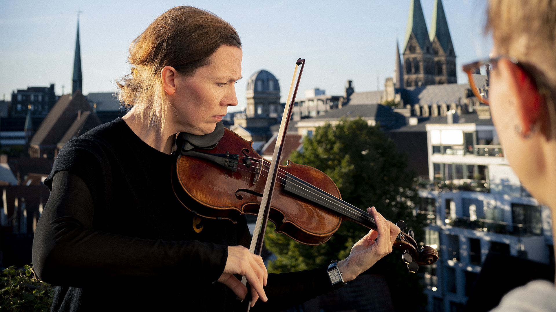 Annette Walther (Violine) bei einem 1:1 CONCERT über den Dächern der Hansestadt.