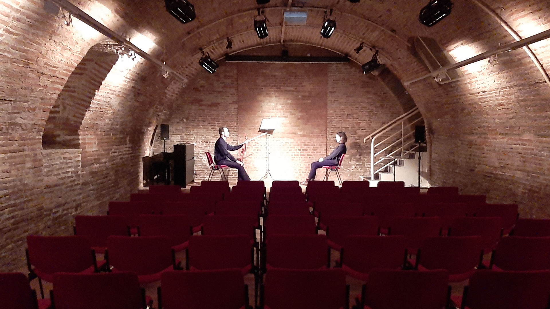 Mathieu Lamouroux (Viola) spielt im Gewölbekeller des Goethe-Instituts.