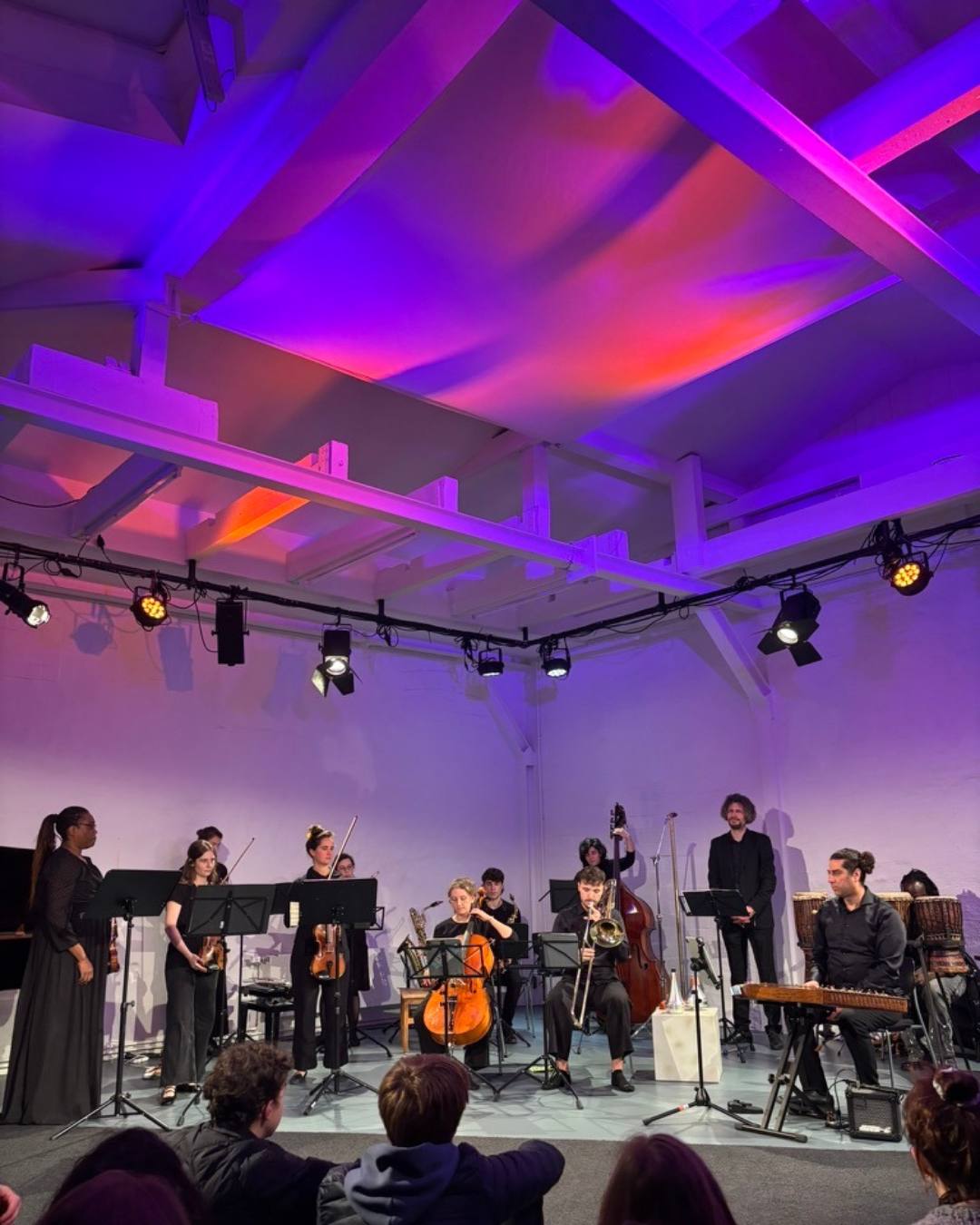 Das asambura ensemble mit TONALi Akademist:innen im TONALi-Saal Hamburg