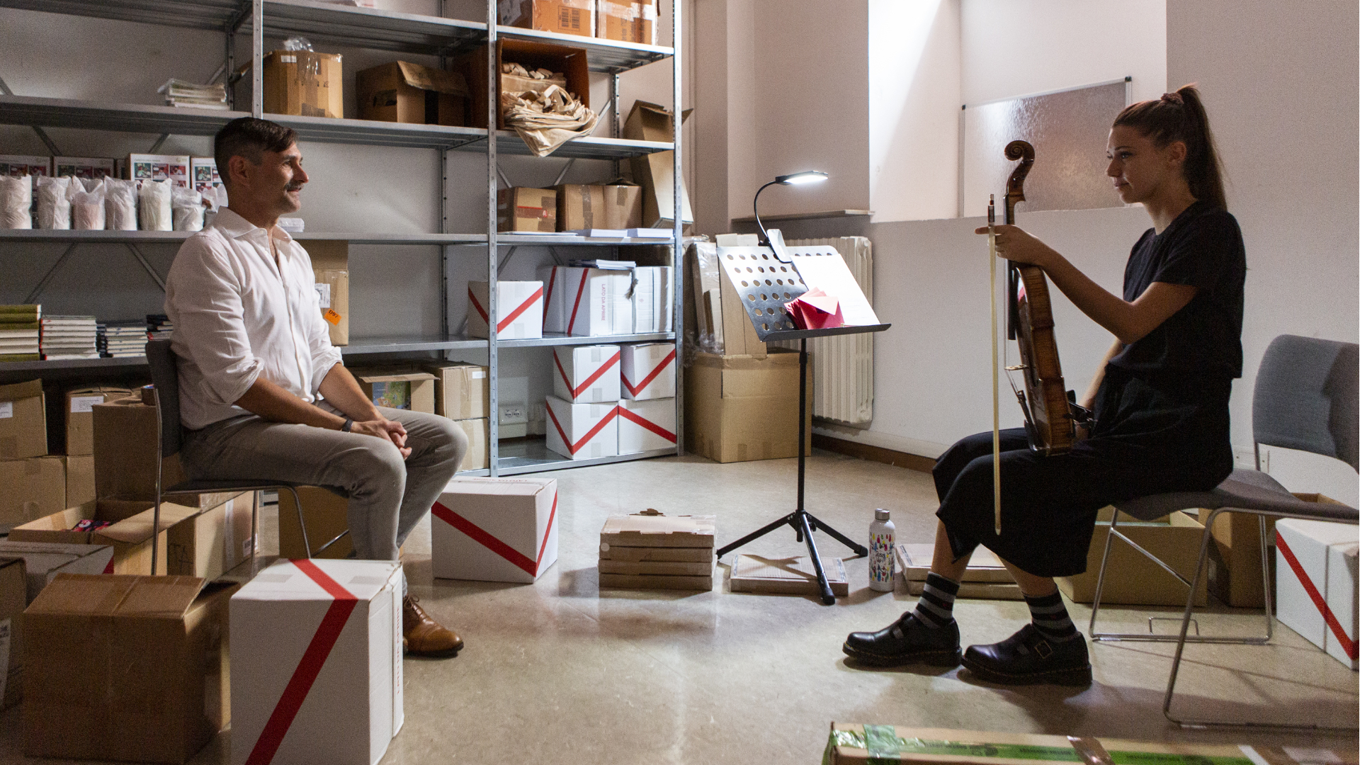 Carlotta Libonati (Viola) im „magazzino“, dem Lagerraum