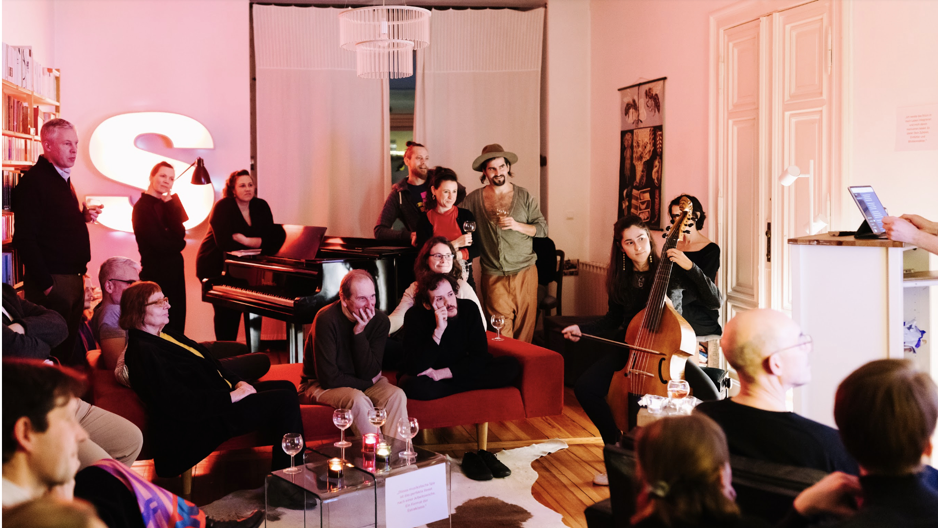 Mireia Peñalver (Gambe) im Live-Dialog mit einer künstlichen Intelligenz.