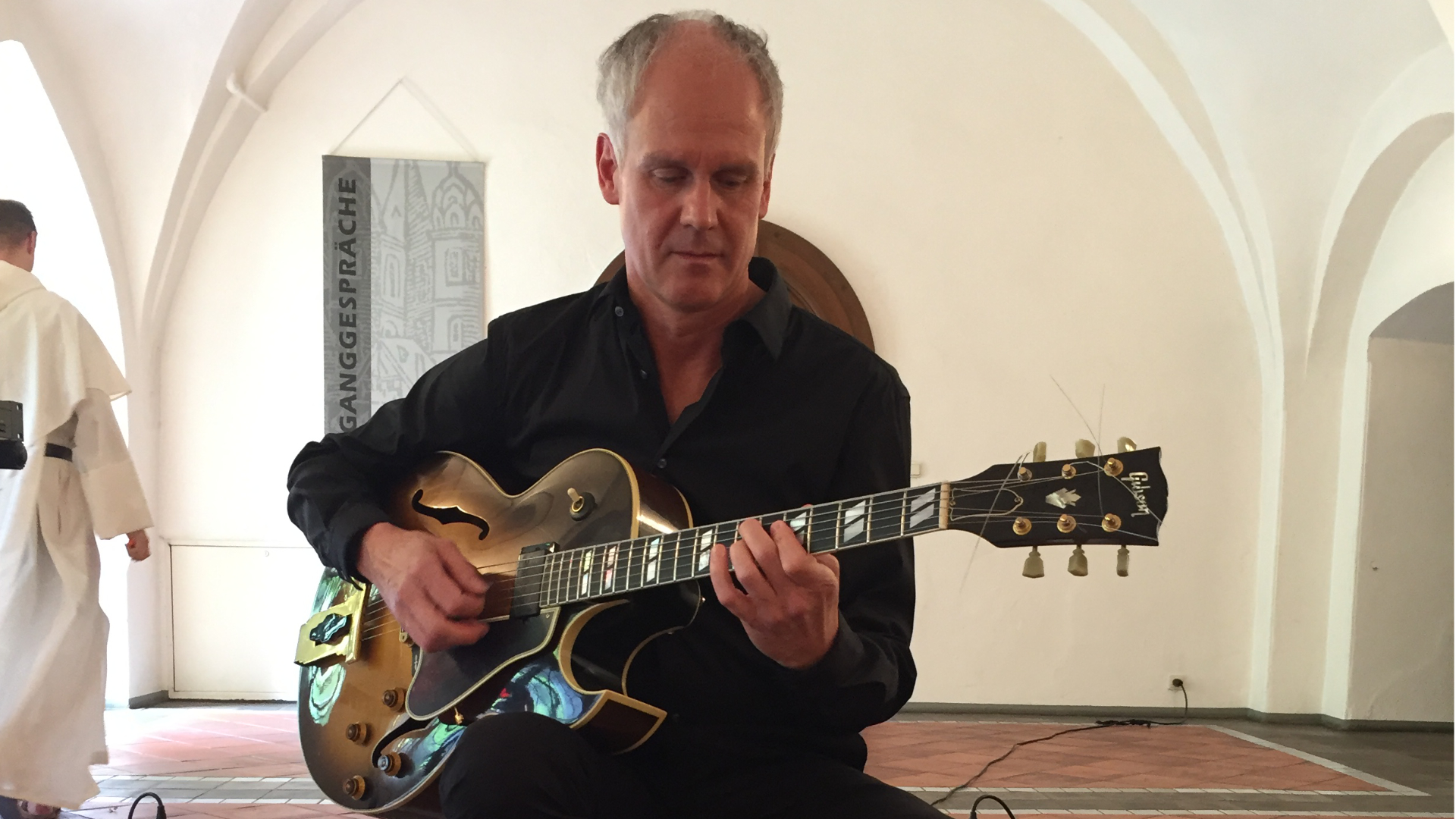Thomas Haag (E-Gitarre) lässt den Klosterkreuzgang erklingen.